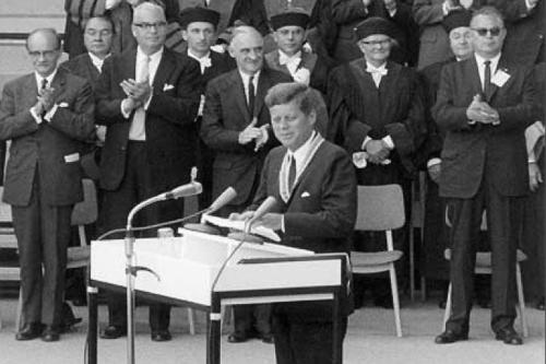 Wie weit geht die religiöse Freiheit in den USA, wenn es um das höchste politische Amt geht? Mit John F. Kennedy war ein Katholik Präsident der Vereinigten Staaten.