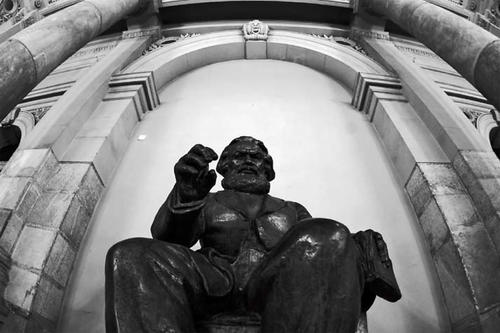 Die amerikanischen Arbeitgeber nutzen die von Karl Marx „doppelt“ genannte Freiheit der Lohnabhängigen regelmäßig dazu, Gewerkschaftssympathisanten mit Kündigungen zu drohen.