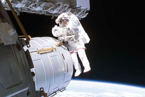 Kein Spaziergang: Der Aufenthalt im All erfordert großen körperlichen Einsatz – hier vom deutschen Astronauten Thomas Reiter.