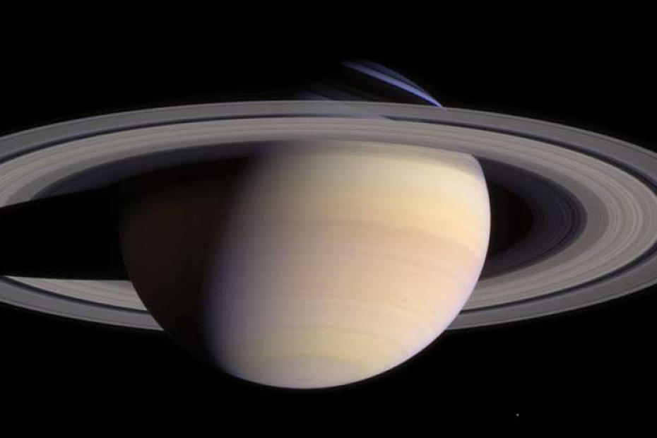 Der Saturn ist mit seinem Ringsystem und seinen Monden an Vielseitigkeit im Sonnensystem kaum zu überbieten. Dieses Bild zeigt eine Aufnahme der Raumsonde Cassini-Huygens aus 3,5 Millionen Kilometern Distanz.