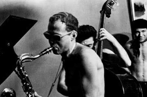 Eine gewisse Freizügigkeit war dem Jazz der Nachkriegszeit als Mittel gegen die Prüderie nicht abzusprechen, wie etwa hier der Saxophonist Jan „Ptaszyn“ Wróblewski beim Jazz Camping Kalatówki, Zakopane, 1959, zeigt.