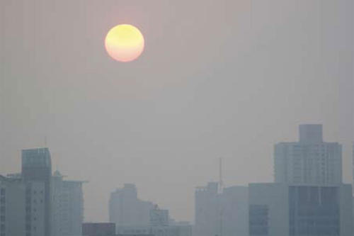 Die Folgen des zunehmenden Energiebedarfs kann man am trüben Himmel in Peking erkennen.