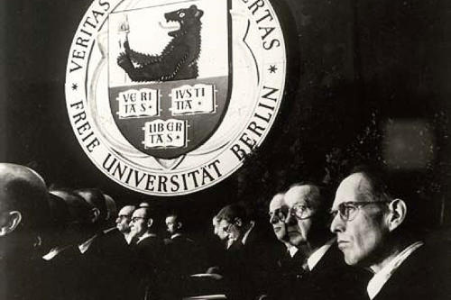 Am 4. Dezember 1948 findet die offizielle Eröffnungsfeier der Freien Universität Berlin im Titania-Palast statt.