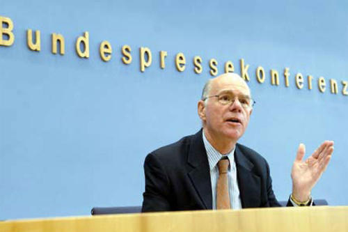 Auf offener Bühne: Bundestagspräsident Norbert Lammert spricht in der Bundespressekonferenz, sagt aber nicht so viel wie in einem Hintergrundgespräch.