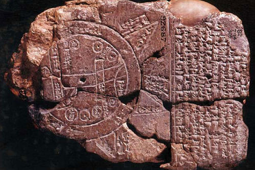 Mappa mundi: die Keilschrift-Tontafel der babylonischen Sicht auf die Welt. Die bewohnte Erde wird als Kreis umgeben von Meer dargestellt.