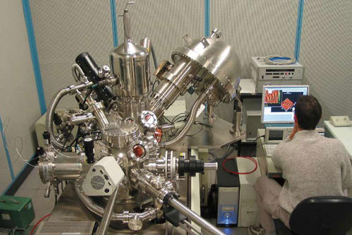 Mit Rastertunnelmikroskopen können Nanostrukturen sichtbar gemacht werden. Dabei wird eine metallische Spitze in sehr geringem Abstand über eine Oberfläche bewegt und der quantenmechanische Tunnelstrom aufgezeichnet.