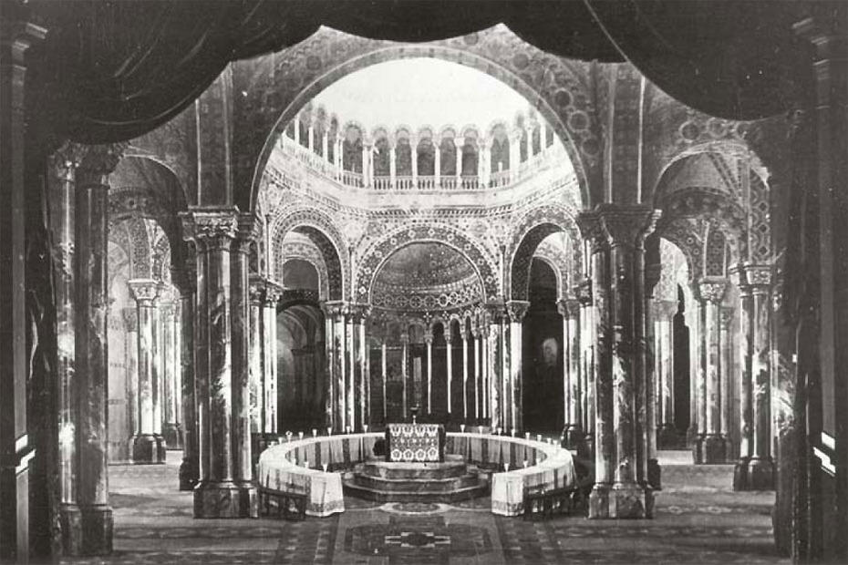Im berühmten Bühnenbild der Parsifal-Uraufführung im Jahr 1882, entworfen nach dem Vorbild des Doms von Siena, ist die Kathedralen- Architektur nicht zu übersehen.
