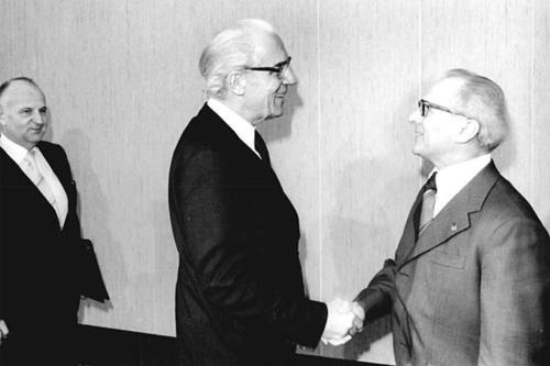 Der Generalsekretär des ZK der SED und Vorsitzende des Staatsrates der DDR, Erich Honecker, empfing am 6. März 1978 in Berlin den Vorstand der Konferenz der Evangelischen Kirchenleitungen in der DDR.