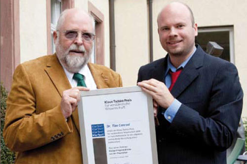 Aus den Händen von Klaus Tschira erhielt Tim Conrad den Klaus-Tschira-Preis für verständliche Wissenschaft 2009 – für die dreiseitige, allgemeinverständliche Zusammenfassung seiner Dissertation.