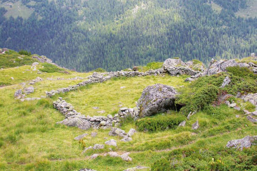 Ruinen-Reste zeugen noch heute von der damaligen Weiden-Nutzung im Walliser Seitental Val d’Hérémence.