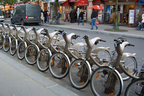 Paris entlastet Straße und Umwelt mit dem Fahrrad-Verleihsystem Vélib – für Vélo (Fahrrad) und Liberté (Freiheit).