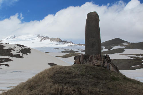Sagenumwobene Steinmonumente: Die sogenannten Drachensteine im armenischen Hochgebirge faszinieren Forscher seit Jahrhunderten. Das Panoramabild zeigt einen wiederaufgerichteten Stein am Berg Aragats.
