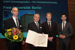 Gerrit Fleige (Charité), Peter Lange (Freie Universität) und Steffen Terberl (profund), nahmen die Würdigung von Bundeswirtschaftsminister Philipp Rösler entgegen (v. l. n. r.).