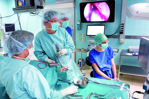 Ein Messeraufsatz der Firma Scopis liefert den Ärzten während einer Operation Daten aus dem Körperinneren.