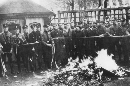 Zerstörung in Leipzig: Am 2. Mai 1933 verbrannten Nationalsozialisten Unterlagen aus dem dortigen Gewerkschaftshaus.