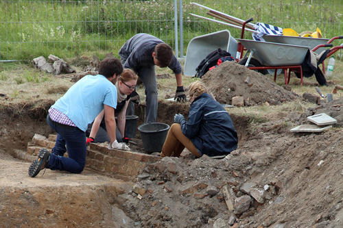 Graben in der Vergangenheit: Archäologen bergen auf dem Tempelhofer Feld Reste aus der NS-Zeit.
