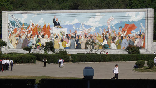 Wandbild vor dem Kim-II-Sung-Stadion am Moranbong in Pjöngjang zum Gedenken an den ersten öffentlichen Auftritt des ehemaligen Staatschefs im Oktober 1945.