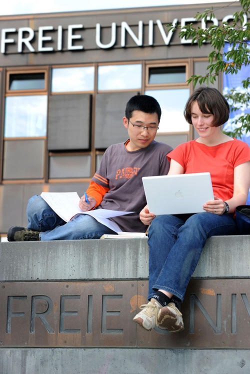 Vor der Uni und doch mittendrin: Ein Online-Angebot ermöglicht Interessierten an einem Studium an der Freien Universität, sich vorab mit dem Fach auseinanderzusetzen.