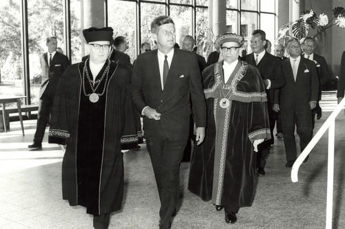Rektor Ernst Heinitz (vorn rechts) und andere Honoratioren der Freien Universität.