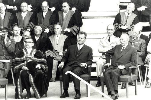Prominent platziert saßen Bundeskanzler Konrad Adenauer und der Regierende Bürgermeister Willy Brandt. Sie hatten Plätze in der Nähe des Rednerpults.