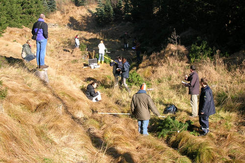 In der Nähe der Stadt Olbernhau im Erzgebirge vermessen Studierende das Gelände. Die Daten über das Gebiet sind in die Untersuchungen und Modellierungen der Geowissenschaftler eingeflossen.