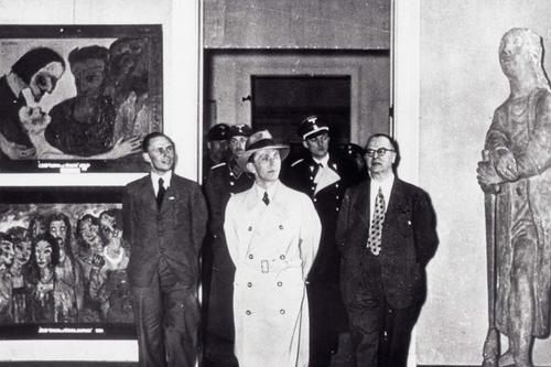 Joseph Goebbels (heller Mantel) besuchte 1938 die Ausstellung „Entartete Kunst“.