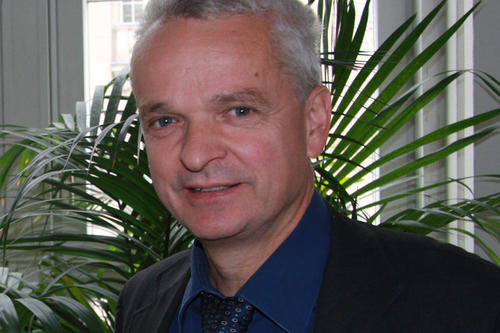 Ulrich Keilholz, Professor der Hämatologie, Medizinischen Onkologie und Tumor Immunologie, ist Direktor des Charité Comprehensive Cancer Center und gemeinsam mit Nina Knoll Sprecher der Focus Area DynAge.