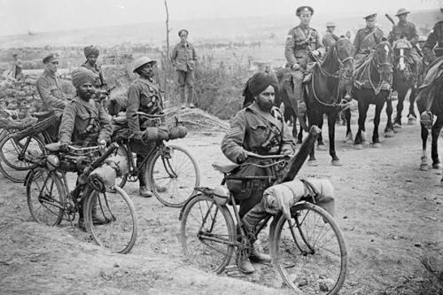 Indische Fahrradtruppen im Juli 1916 in der Somme-Region. Forscher aus aller Welt wollen den Krieg nun aus globaler Sicht beleuchten. Ihre Erkenntnisse sind von 2014 an in einer Online-Enzyklopädie verfügbar.