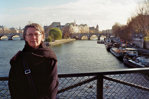 Elisabeth Edl freut sich auf die Arbeit mit den Studierenden der Freien Universität. Das Foto zeigt die Übersetzerin in Paris.