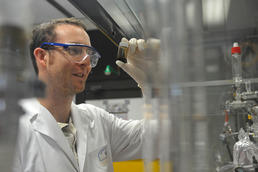 Daniel Nordmeyer is one of the researchers in Professor Eckart Rühl’s physical chemistry group who investigate how iron oxide nanoparticles can be used as contrast agents in magnetic resonance imaging.