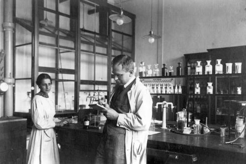 Vor ihrer großen Entdeckung: Lise Meitner und Otto Hahn 1913 in ihrem Labor im Kaiser-Wilhelm-Institut für Chemie.
