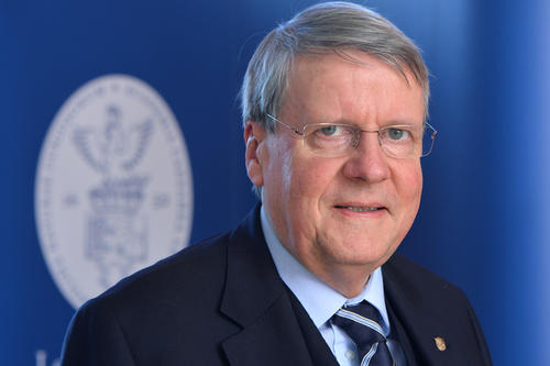 Professor Jörg Hacker wurde als einziger deutscher Wissenschaftler in den neugegründeten UN–Wissenschaftsrat berufen.