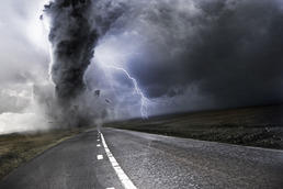 Tornados wie dieser in Großbritannien und andere Extremwetterphänomene können künftig auch in mitteleuropäischen Ländern große Schäden verursachen.