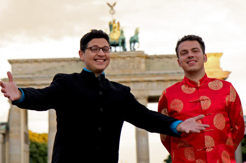 Rappende Botschafter: Die zwei Berliner Arseny Knaifel (links) und JacquesWecke sind mit ihrem Liebeslied für Peking sehr populär in China.