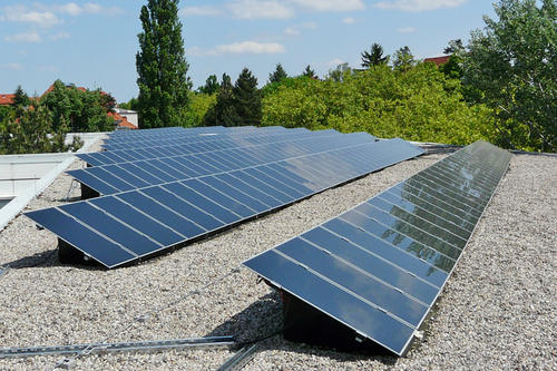Umweltbewusst: Die Freie Universität bezieht einen Teil ihres Stromes aus Solaranlagen, wie hier auf dem Dach des Hauptgebäudes an der Habelschwerdter Allee.