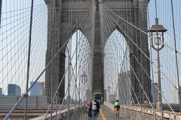 Stabile Verbindung. Die New Yorker Brooklyn Bridge überspannt den East River und verbindet den Bezirk Brooklyn mit dem Stadtteil Manhattan, in dem auch das Büro der Freien Universität Berlin seinen Sitz hat.