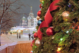 Russische Weihnacht: Ein bunt geschmückter Jolka (russisch: Tannenbaum) gibt den Blick auf den winterlichen Kreml frei.