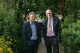 Gemeinsam für mehr Nachhaltigkeit: Stabsstellenleiter Andreas Wanke (links) und der Präsident der Freien Universität, Professor Peter-André Alt, im Botanischen Garten der Hochschule, dem drittgrößten seiner Art weltweit.