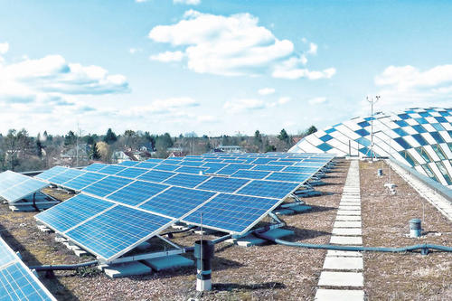 Strom von ganz oben: Auf dem Dach der sogenannten Rostlaube hat die Initiative „Unisolar“ eine knapp 1000 Quadratmeter große Solaranlage errichtet. Seit Mai 2009 speist sie jährlich rund 90 Megawattstunden ins Berliner Stromnetz.
