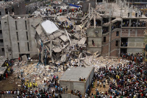 Katastrophe in Bangladesch: Bei dem schwersten Unglück in der Geschichte der Textil- und Bekleidungsindustrie starben im April 2013 mehr als 1100 Menschen, 2400 wurden verletzt.