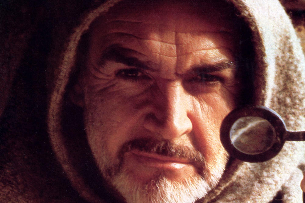 Was geht hier vor? In der Verfilmung von Umberto Ecos „Der Name der Rose“ muss Sean Connery als William von Baskerville eine mysteriöse Mordserie aufklären. Der Mittelalter-Krimi erzählt von Macht, Verschleierung und Wissen.