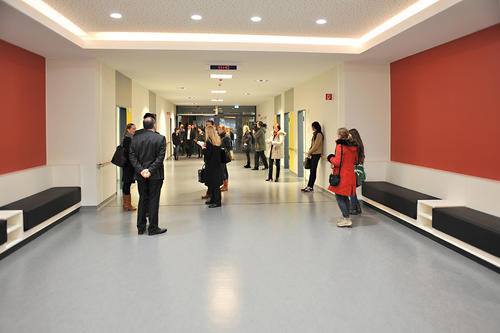 Visite mal anders: Zur offiziellen Eröffnung des neuen Standortes der Klinik für Psychiatrie und Psychotherapie in Steglitz kamen viele Gäste und Besucher, um sich die Räumlichkeiten anzuschauen.