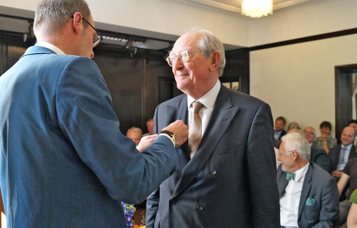 Dank der Universität: Präsident Peter-André Alt steckt Prof. Hans-Uwe Erichsen die Goldene Ehrennadel an.