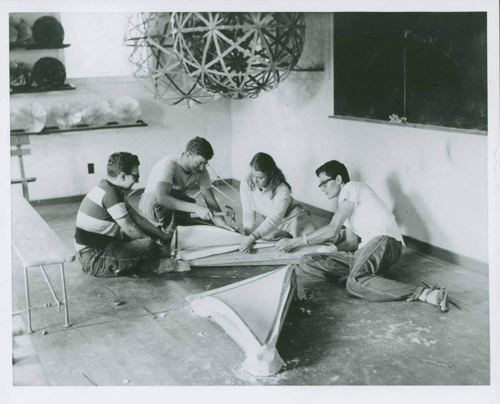 Bis heute fasziniert die legendäre US-Hochschule, wie die große Resonanz auf die Ausstellung im Hamburger Bahnhof zeigt.