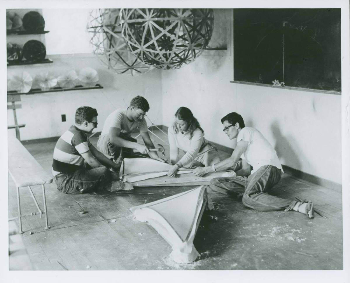 Bis heute fasziniert die legendäre US-Hochschule, wie die große Resonanz auf die Ausstellung im Hamburger Bahnhof zeigt.
