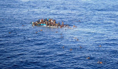 Wo enden Menschenrechte? Auch über den Umgang mit Flüchtlingen in Europa und Israel diskutieren die Doktoranden. Die Aufnahme aus dem April 2015 zeigt gekenterte Flüchtlinge kurz vor ihrer Rettung durch das Frachtschiff einer Reederei.
