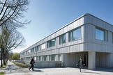 Ein Kleid aus Zedernholz, großzügige Fenster und begrünte Dachterrassen: Der Neubau an der Fabeckstraße 23–25 schließt räumlich und optisch an die Rost- und Silberlaube der Freien Universität an – und schafft doch gleichzeitig etwas ganz Neues.