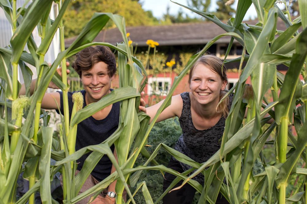 Machen mit bei SUSTAIN IT! Die Studentinnen Anne Schindhelm (rechts), die das Projekt „Uni Gardening“ mitinitiiert hat, und Janine Beyert.