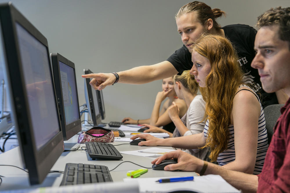 Der Online-Studieneinstiegs-Assistent unterstützt Studienanfängerinnen und -anfänger bei ihren ersten Schritten an der Universität.