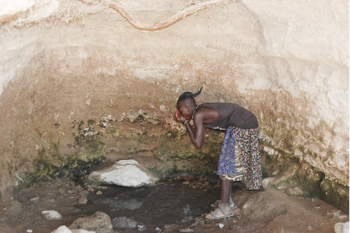 Wasser in der Wüste: Wegen der seit über einem Jahr anhaltenden Dürre im südlichen Afrika muss dieser Himba-Junge seinen Durst in einer der weniger noch wasserspendenden Schichtquelle in ehemaligen Seesedimenten im Norden der Kalahari stillen.